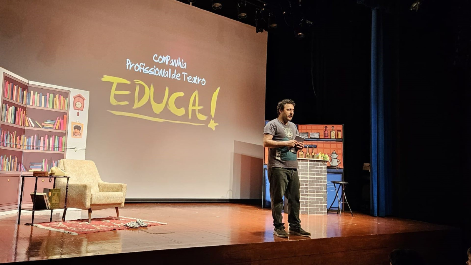 IDA AO TEATRO_INGLÊS