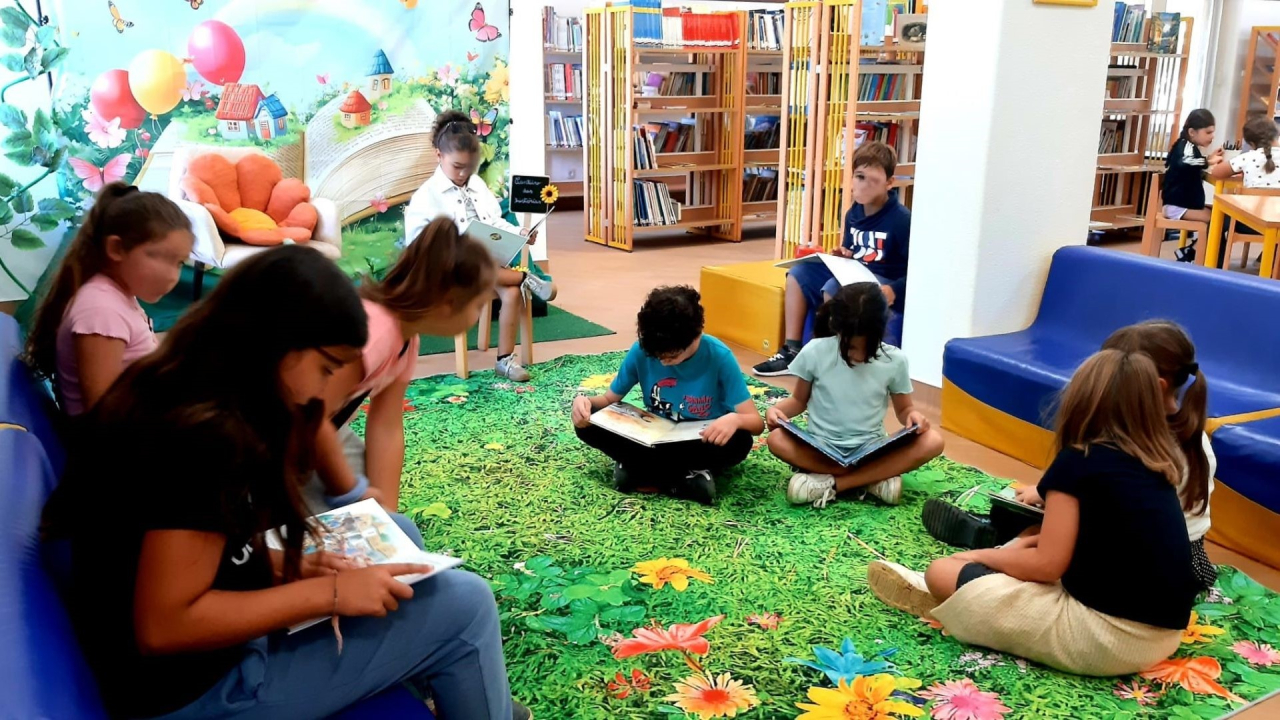 A Alegria da Leitura nos Intervalos na Biblioteca da EB Pedra Mourinha