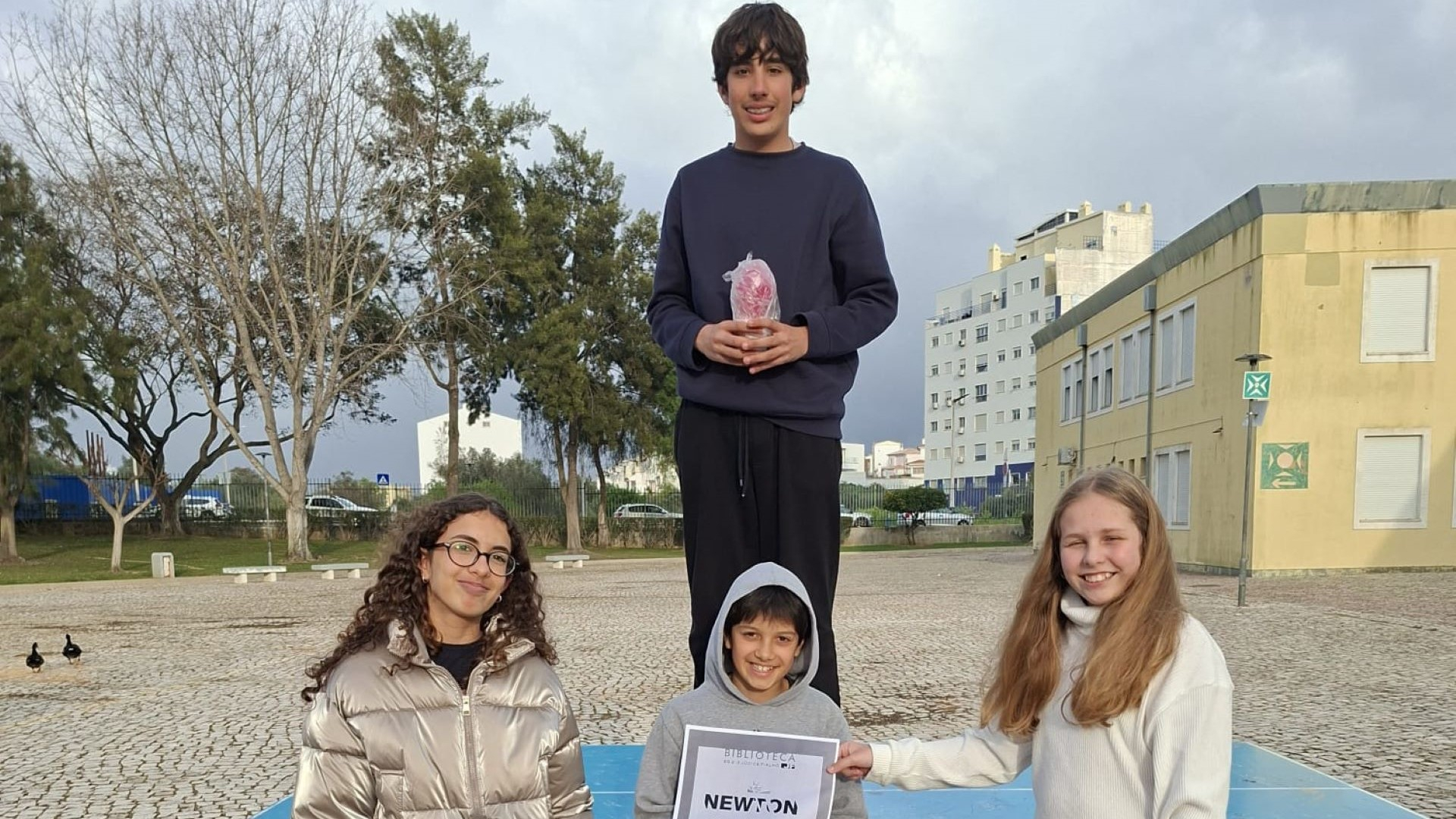 Newton Gostava de Ler: 3,2,1… lançar sonda na biblioteca